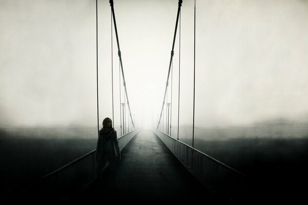Człowiek stoi we mgle na moście
