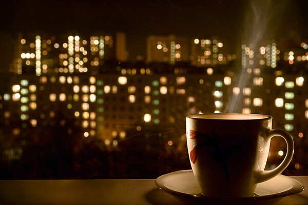 Romantischer Kaffee mit Blick auf die Nachtstadt