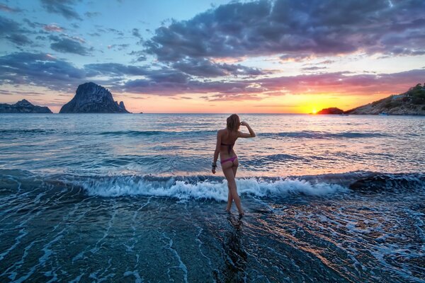 Es ist mein Paradies, den Sonnenuntergang am Strand zu genießen