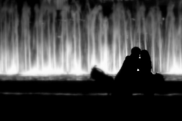 Imagen en blanco y negro de una pareja besándose