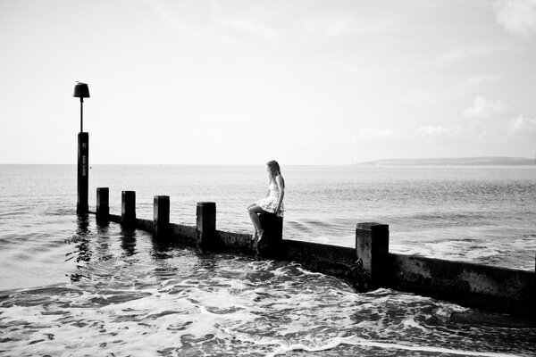 Chica en la playa, todo el encanto de la noche