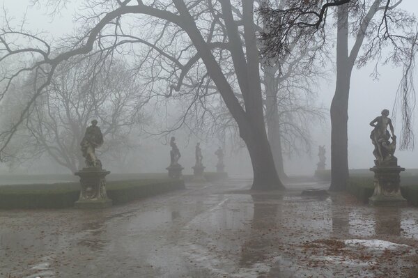 Sculture nella nebbia nel parco di primavera