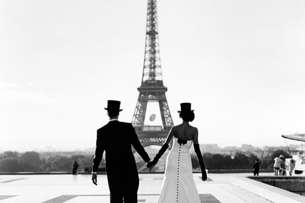 Noir blanc photo de Paris avec un homme et une femme derrière le bouton