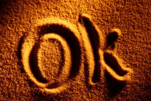 Inscription sur le sable dans la lumière dorée