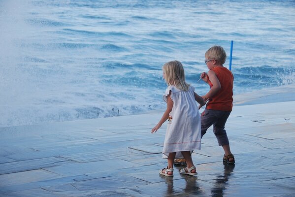 Les enfants jouent au bord de la mer