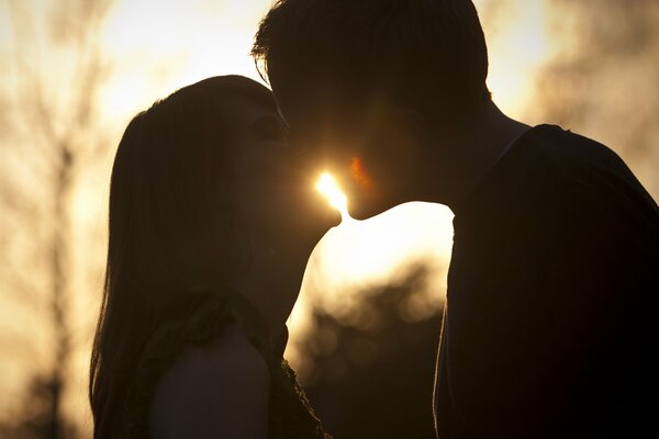 Un suave beso de pareja al atardecer