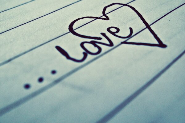 Надпись Любовь ручкой на бумаге