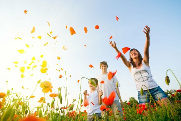 Maman avec des enfants jouant sur le terrain