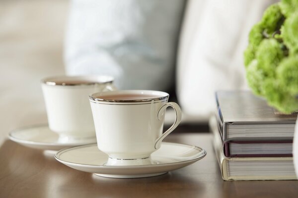 Morgenkaffee und Buch, Rahmen in Bettfarben