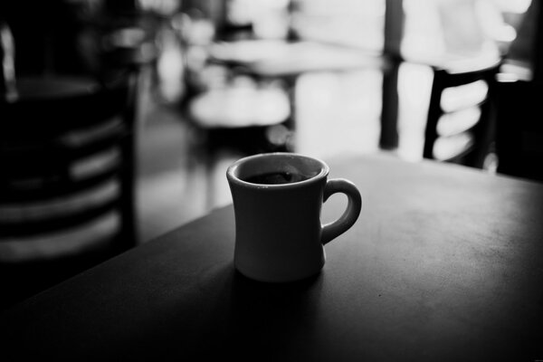 Tasse de café solitaire dans un café vide