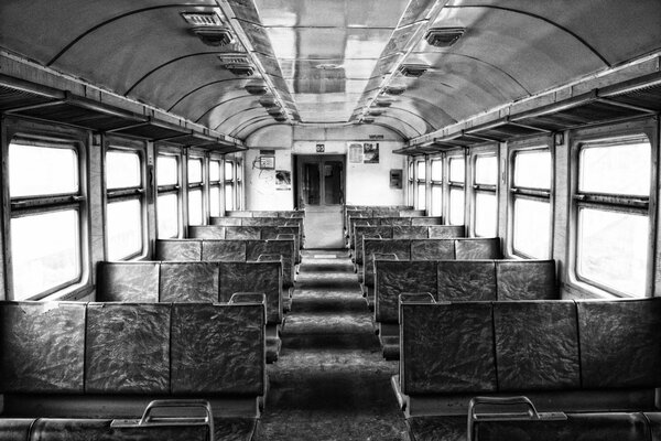 Foto en blanco y negro del tren eléctrico