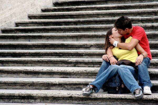 La manifestation de l amour et de l affection d un gars et d une fille est une action inattendue. Peut-être que ce sont des baisers sur les Marches?