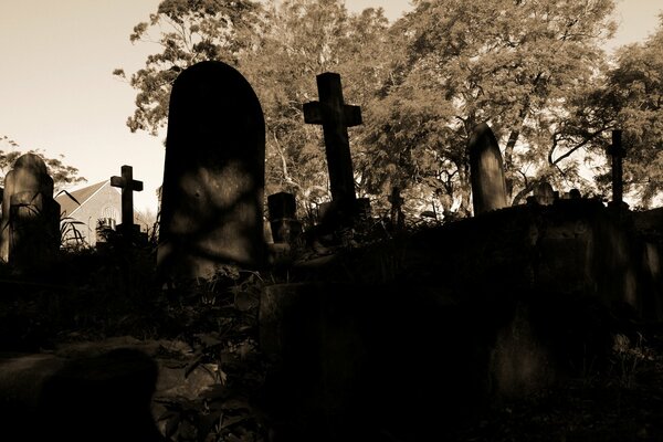 Cimetière sombre de nuit avec des Croix