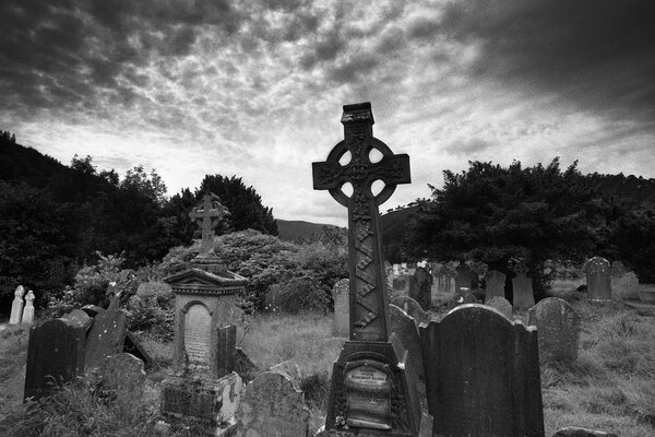 Ein alter Friedhof. Düstere Gräber