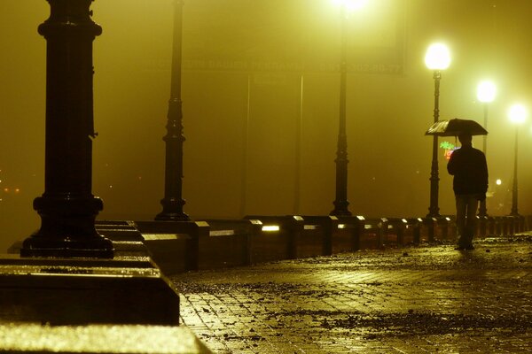 Wieczór na ogromnej deszczowej promenadzie w samotności