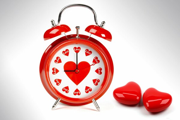 Rojo viejo reloj despertador con corazones de amor