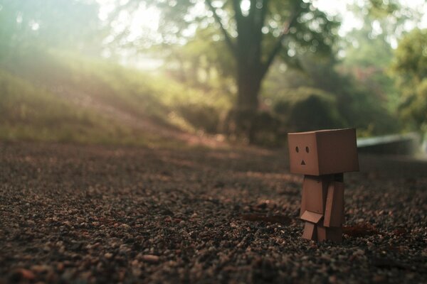 Un robot triste camina por el camino