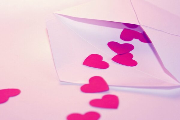 Lettera d amore in una busta con una rugiada di cuori rosa