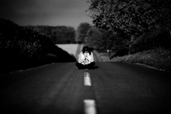 Fille solitaire sur la route noir et blanc