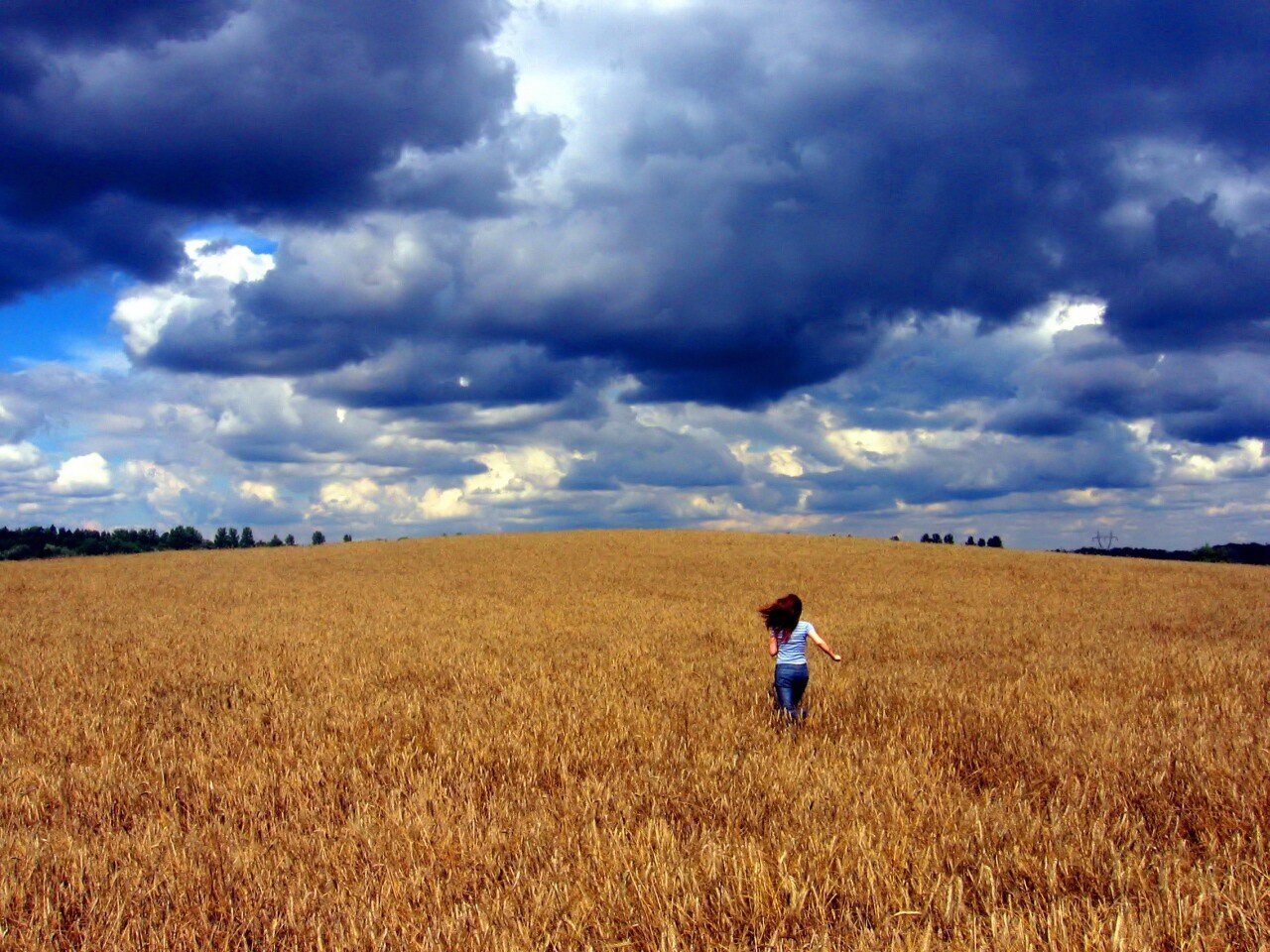 ragazza campo nuvole rabbia