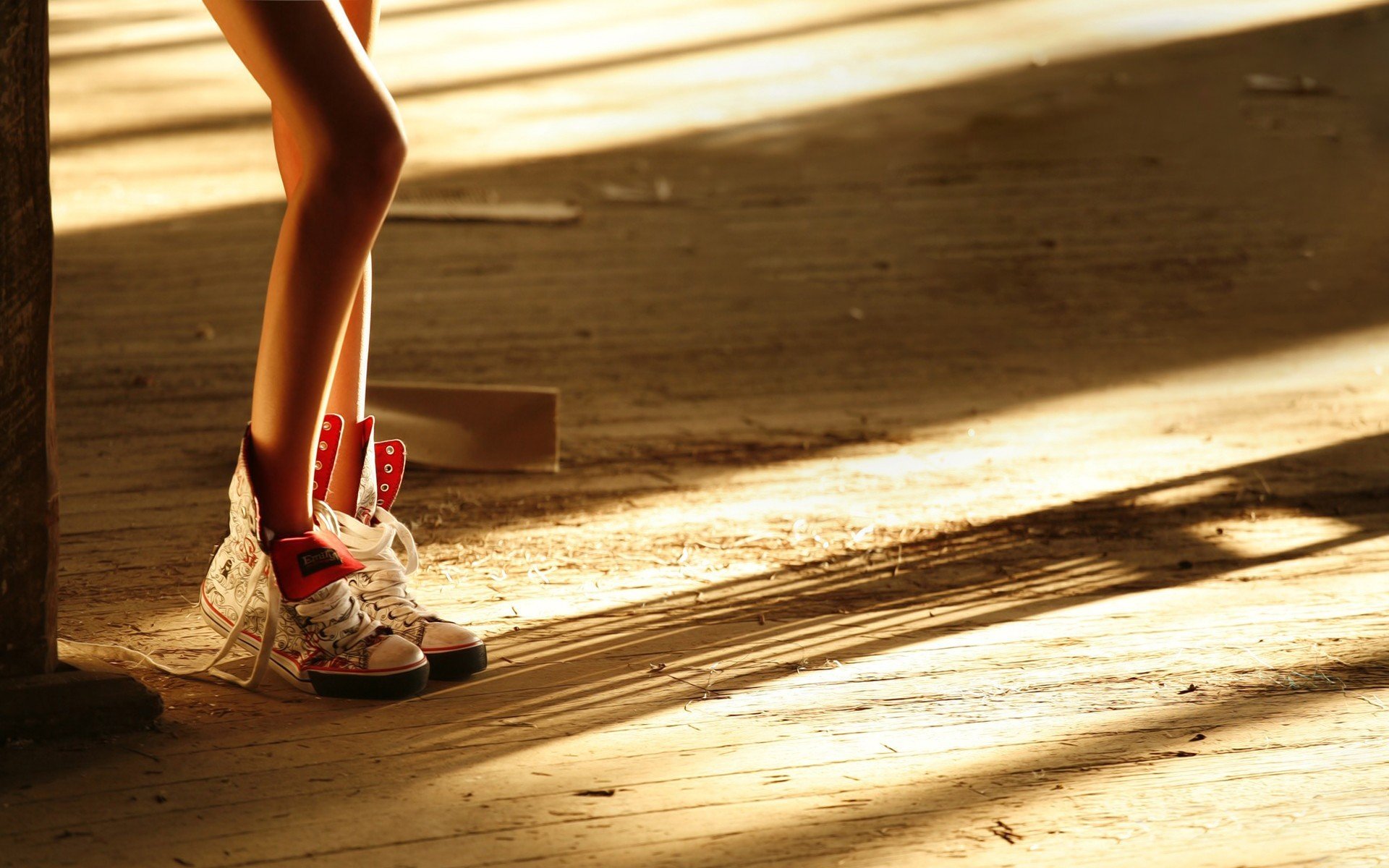 piedi scarpe da ginnastica tavole pavimento