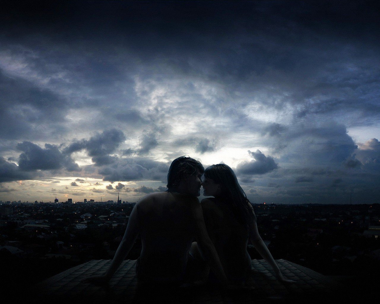 pareja amor techo noche nubes ciudad