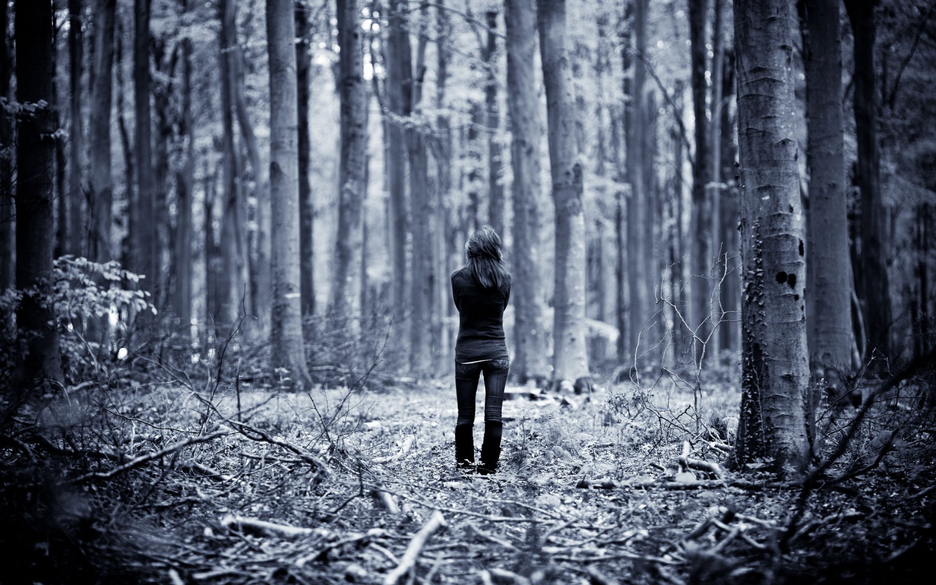 mädchen wandern durch wald allein