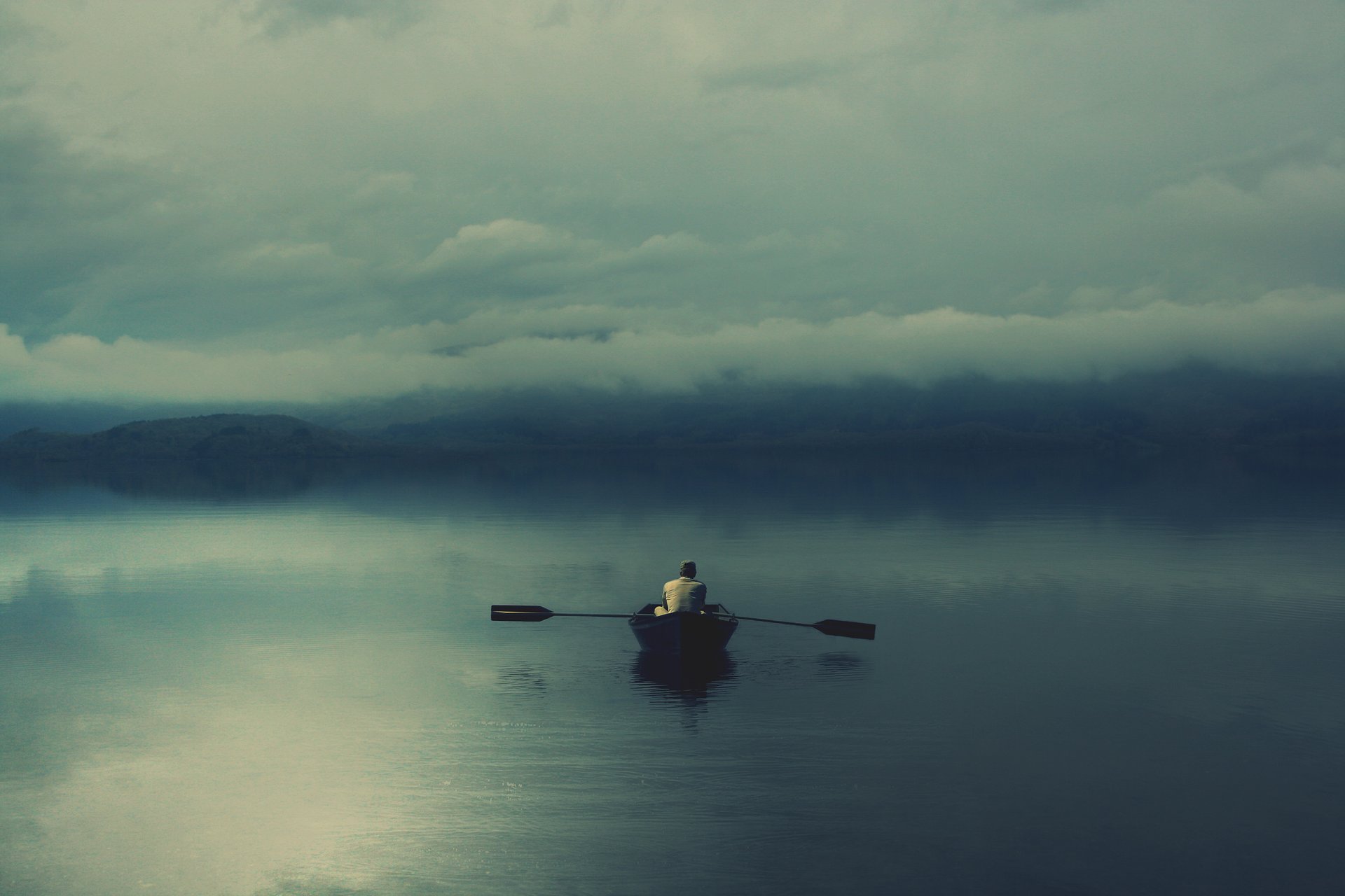 lago barquero soledad niebla