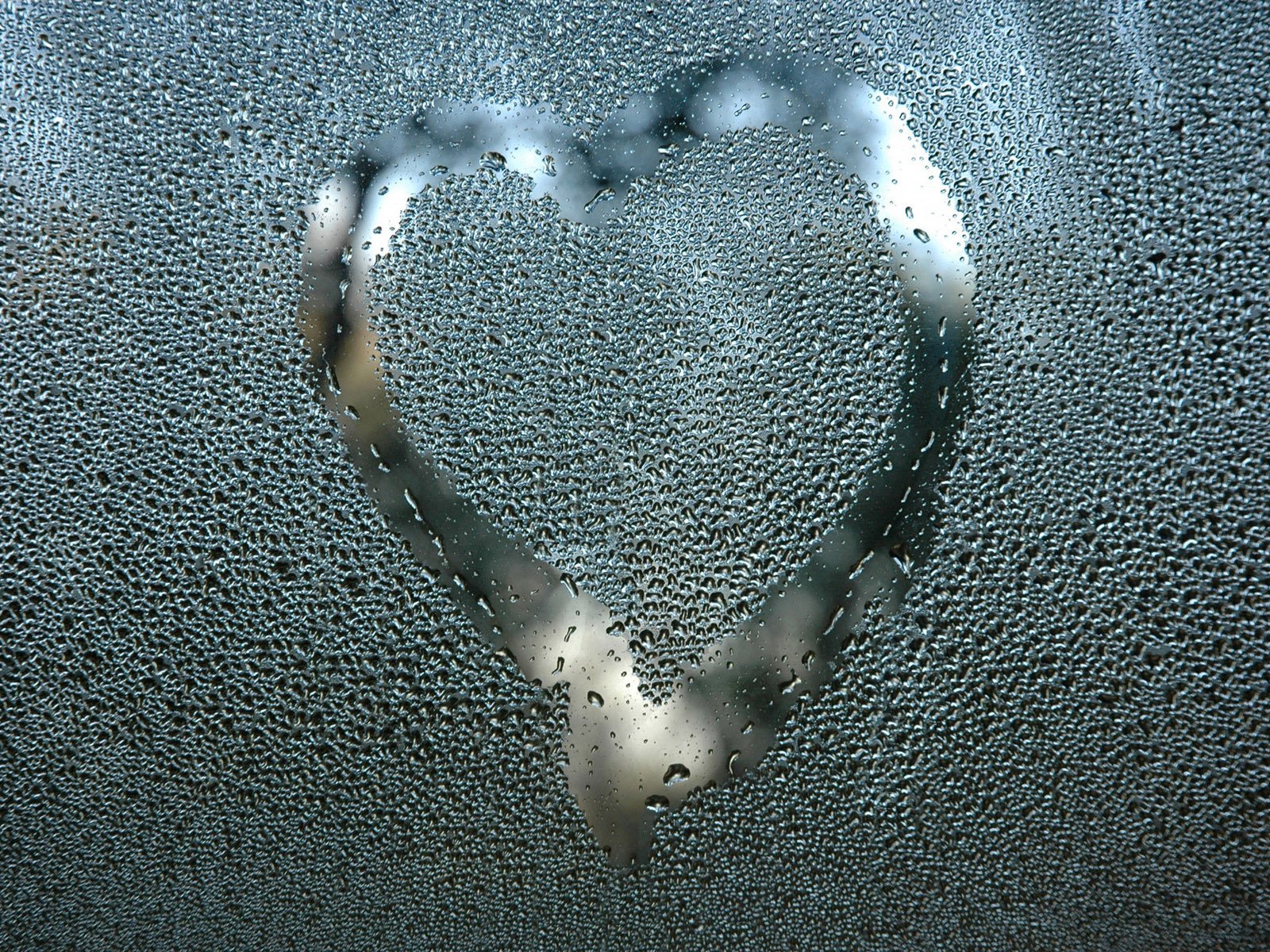 drops glass picture heart close up