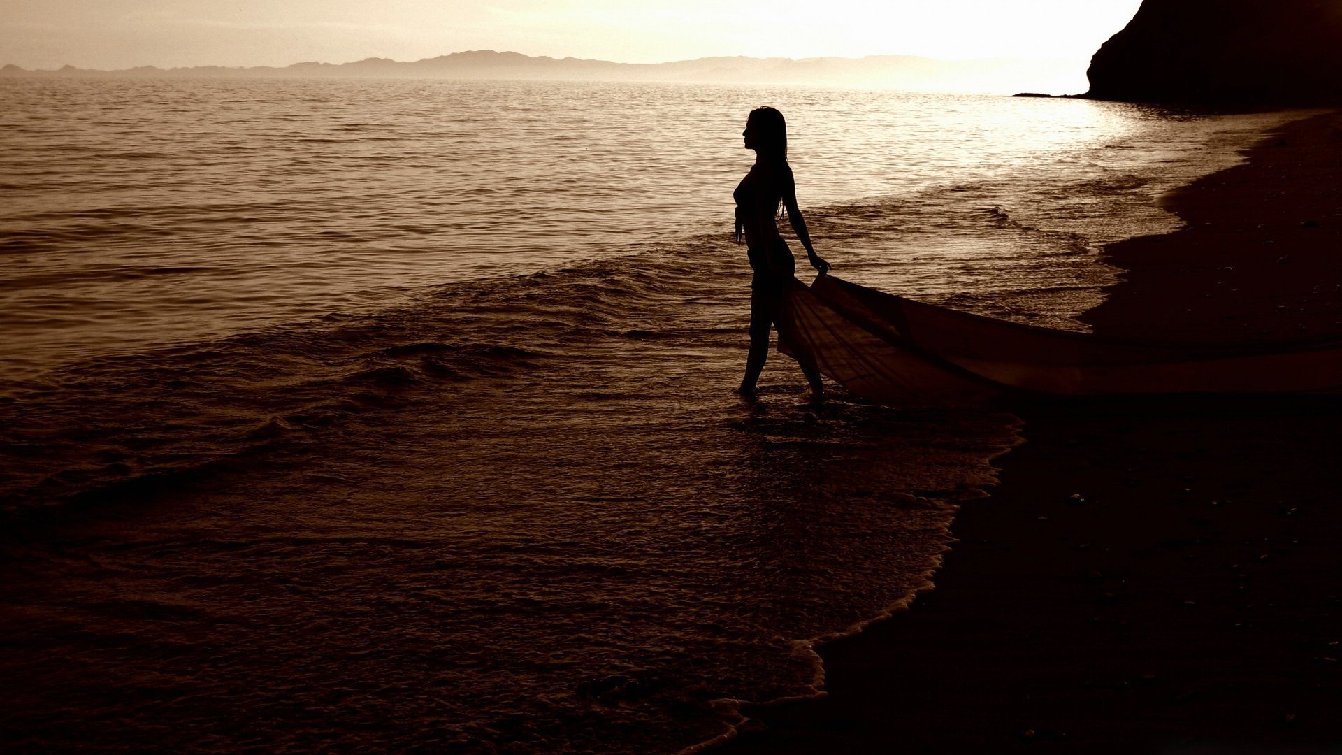 mooor spiaggia serata ragazza estate onde