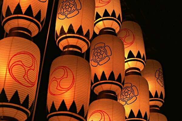 Яркие японские фонари в ночи