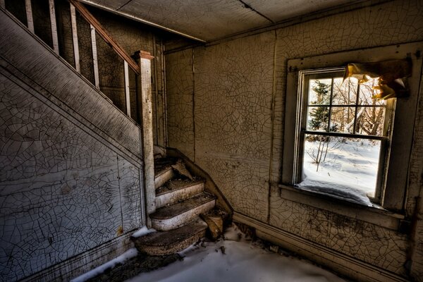 Escalier vers le haut dans la salle