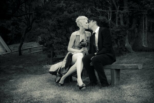 Couple d amoureux sur un banc dans des couleurs sombres