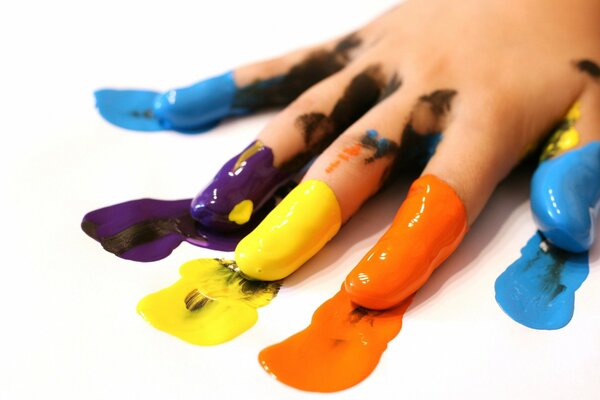 Dedos pintados con diferentes colores de pintura