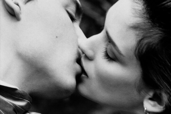 Guy and girl kissing, love, black and white