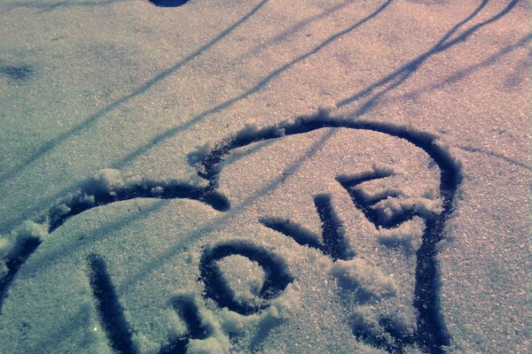 Herzmuster mit der Aufschrift Liebe auf Eis und Schnee