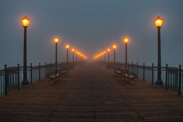 Muelle niebla linternas cielo