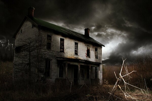 Samotny dom w mroku nocy