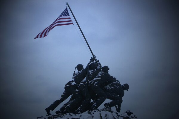 Pomnik żołnierzy trzymających amerykańską flagę