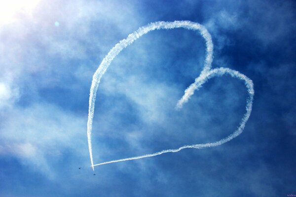 Dibujo corazón en el cielo azul