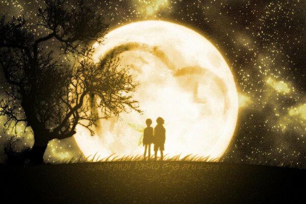 Pareja enamorada de un árbol mirando a la Luna