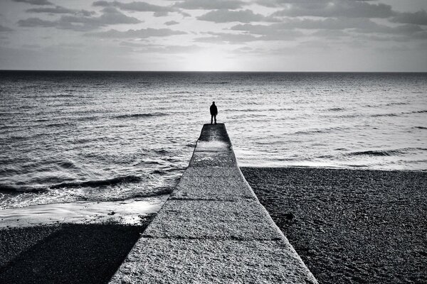 Schwarz-Weiß-Foto am Strand am Meer