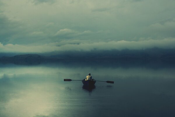 Samotny mężczyzna w Łodzi na jeziorze