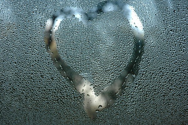 Forma de corazón en una ventana mojada