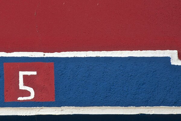 Red and blue wall with the number five on the blue half