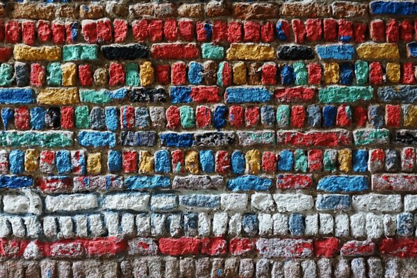 Ściana krypty malowana na różne kolory