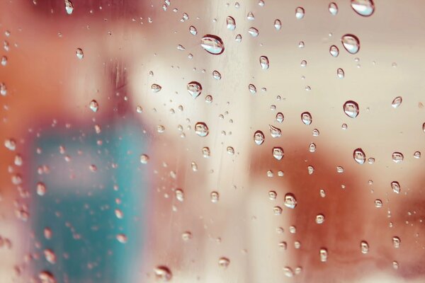 Gouttes de pluie sur le verre