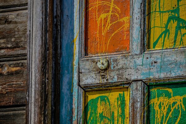 Alte Holztür mit Farbe übergossen