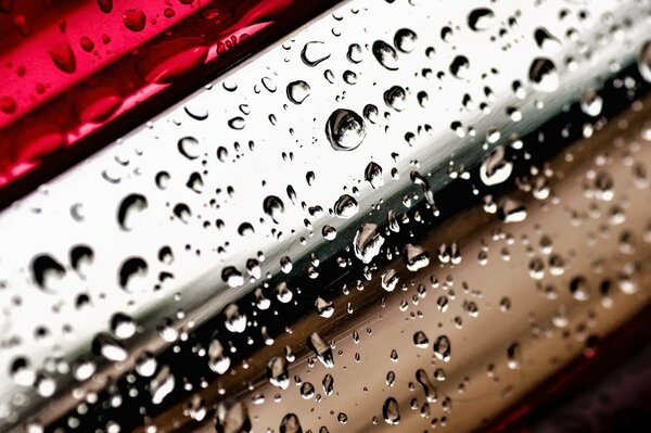 Macro foto gotas en una superficie brillante