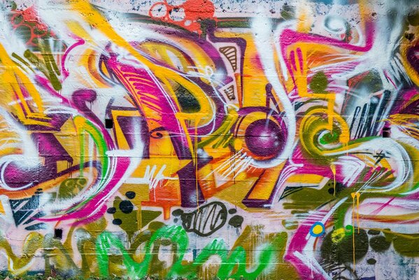 Die Wand ist im Graffiti-Stil gemalt